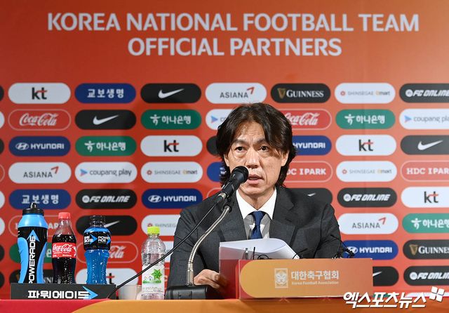 대한축구협회는 21일 '포르투갈 출신으로 자국 대표팀을 비롯해 다수의 포르투갈 1부리그 팀에서 지도자로 활약한 주앙 아로소 코치가 수석코치 겸 전술 코치로 선임됐다. 포르투갈 벤피카에서 코치와 분석관을 지낸 티아고 마이아 코치는 전술분석 코치로 합류한다'고 발표했다. 아로소 수석코치는 스포르팅과 포르투갈 대표팀에서 파울루 벤투 전 한국 대표팀 감독을 각각 4년씩 보좌한 적이 있다. 홍명보호는 기존 박건하, 김동진, 김진규 코치에 이어 아로소와 마이아 코치까지 선임하면서 대부분의 조각을 마쳤다. 엑스포츠뉴스DB&nbsp;