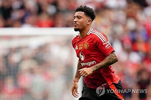 글로벌 스포츠 매체 디 애슬레틱이 21일(한국시간) 얼마 남지 않은 여름 이적시장에 현실 가능성이 있는 이적설을 전하면서 첼시가 맨체스터 유나이티드 공격수 산초 영입 가능성을 타진하고 있다고 보도했다.&nbsp;연합뉴스