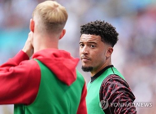 글로벌 스포츠 매체 디 애슬레틱이 21일(한국시간) 얼마 남지 않은 여름 이적시장에 현실 가능성이 있는 이적설을 전하면서 첼시가 맨체스터 유나이티드 공격수 산초 영입 가능성을 타진하고 있다고 보도했다.&nbsp;연합뉴스