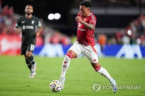 글로벌 스포츠 매체 디 애슬레틱이 21일(한국시간) 얼마 남지 않은 여름 이적시장에 현실 가능성이 있는 이적설을 전하면서 첼시가 맨체스터 유나이티드 공격수 산초 영입 가능성을 타진하고 있다고 보도했다.&nbsp;연합뉴스