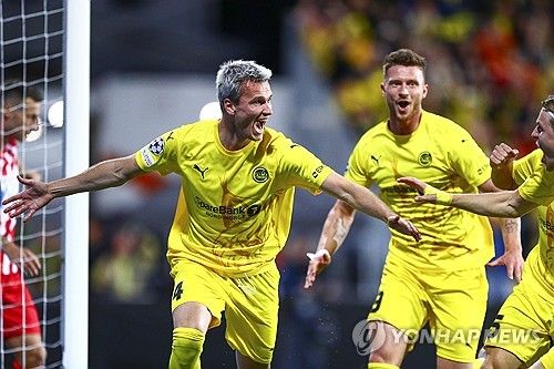 황인범이 21일(한국시간) 노르웨이 보되에 있는 아스프미라 슈타디온에서 열린 보되글림트와의 2024-2025시즌 유럽축구연맹(UEFA) 챔피언스리그 플레이오프 1차전에 중앙 미드필더로 선발 출장했다.&nbsp;후반 29분 황인범이 박스 왼쪽에서 프리킥을 처리했다. 먼 쪽 포스트로 길게 넘어가면서 뒤에서 들어온 미모비치가 수비 경합을 이겨내면서 밀어 넣었다.&nbsp;연합뉴스