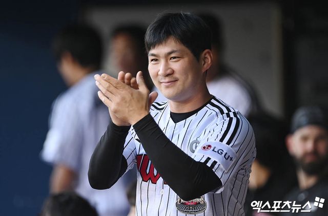 LG 트윈스 오지환이 22일 서울 잠실야구장에서 열린 2024 신한 SOL Bank KBO리그 SSG 랜더스와의 팀 간 13차전에 6번타자 겸 유격수로 선발출전, 4타수 4안타 1홈런 3타점 3득점 1볼넷으로 맹타를 휘두르고 팀의 13-3 대승을 이끌었다. 사진 엑스포츠뉴스 DB