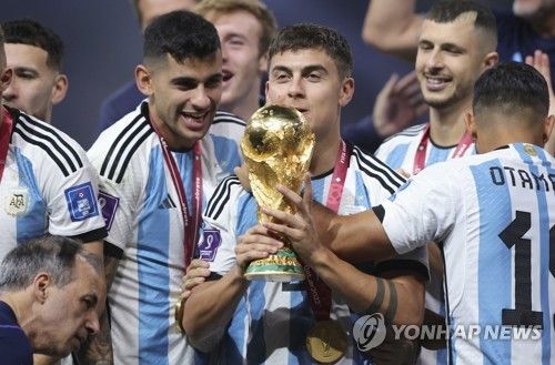 낭만적인 결정이다. 파울로 디발라는 사우디아라비아 이적 대신 AS로마 잔류를 선택했다. 최근 사우디아라비아의 알카다시야와 개인 합의를 마쳤다는 소식이 전해졌던 디발라는 최종적으로 로마에 남기로 결정했다. 현지 보도에 따르면 디발라가 로마 잔류를 선택한 이유는 팬들, 그리고 로마 구단에 대한 사랑 때문이다. 디발라는 자신의 SNS로 로마에게 감사를 전하며 주말 경기에서 팬들과의 만남을 예고했다. 사진 연합뉴스