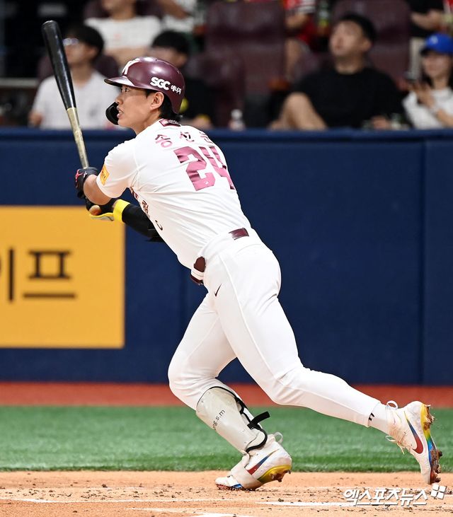 28일 오후 서울 구로구 고척스카이돔에서 열린 '2024 신한 SOL Bank KBO리그' KIA 타이거즈와 키움 히어로즈의 경기, 1회말 1사 1루 키움 송성문이 1타점 2루타를 날리고 있다. 엑스포츠뉴스 DB