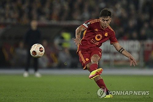 낭만적인 결정이다. 파울로 디발라는 사우디아라비아 이적 대신 AS로마 잔류를 선택했다. 최근 사우디아라비아의 알카다시야와 개인 합의를 마쳤다는 소식이 전해졌던 디발라는 최종적으로 로마에 남기로 결정했다. 현지 보도에 따르면 디발라가 로마 잔류를 선택한 이유는 팬들, 그리고 로마 구단에 대한 사랑 때문이다. 디발라는 자신의 SNS로 로마에게 감사를 전하며 주말 경기에서 팬들과의 만남을 예고했다. 사진 연합뉴스