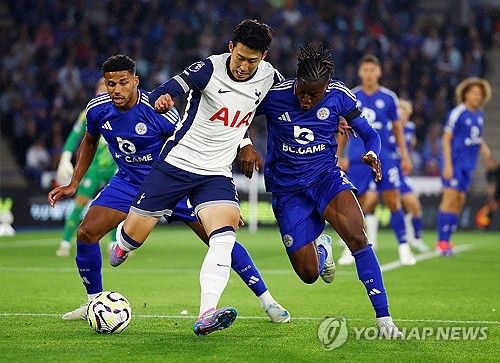 손흥민은 오만함보다 겸손함에 가까운 선수다. 최근 레스터 시티전에서 상대를 얕잡아 보는 오만한 태도를 보여줬다며 비판을 받은 손흥민의 인터뷰가 공개됐다. 손흥민은 프리미어리그(PL)에서 9년간 뛰며 토트넘 소속으로 수많은 득점을 터트렸지만 자신이 아직 토트넘의 레전드로 불리기에는 충분하지 않다고 이야기하면서 겸손한 모습을 보였다. 사진 연합뉴스