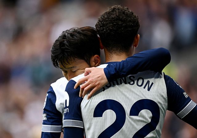 잉글리시 프리미어리그 토트넘 홋스퍼 공격수 손흥민은 25일 영국 런던 토트넘 홋스퍼 경기장에서 열린 2024-2025 프리미어리그 2라운드 에버턴과의 홈 경기에서 선발 출전, 90분 풀타임을 소화했다. 손흥민은 이날 토트넘이 1-0으로 앞서고 있던 전반 25분 추가골을 넣으며 승부를 일찌감치 토트넘 쪽으로 기울게 하는 핵심 역할을 했다. 토트넘이 3-0으로 앞서고 있던 후반 33분엔 4-0 대승을 마무리하는 골을 왼발로 차 넣었다. 손흥민은 이날 멀티골로 프리미어리그 통산 122골을 기록, 스티븐 제라드, 로멜루 루카쿠를 연달아 제치며 통산 득점 단독 21위로 올라섰다. 연합뉴스