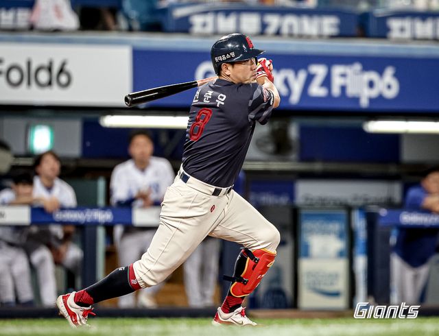 롯데 자이언츠 캡틴 전준우가 24일 대구 삼성라이온즈파크에서 열린 2024 신한 SOL Bank KBO리그 삼성 라이온즈와의 팀 간 13차전에 5번 지명타자로 선발출전,&nbsp;4타수 2안타 1홈런 1타점 1득점 1볼넷을 기록하며 팀의 11-3 대승을 이끌었다. 사진 롯데 자이언츠