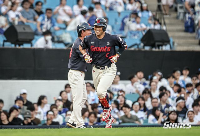 롯데 자이언츠 캡틴 전준우가 24일 대구 삼성라이온즈파크에서 열린 2024 신한 SOL Bank KBO리그 삼성 라이온즈와의 팀 간 13차전에 5번 지명타자로 선발출전,&nbsp;4타수 2안타 1홈런 1타점 1득점 1볼넷을 기록하며 팀의 11-3 대승을 이끌었다. 사진 롯데 자이언츠