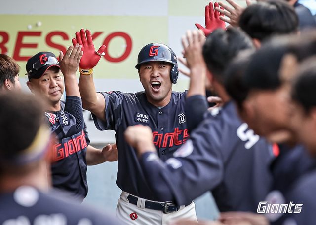 롯데 자이언츠 캡틴 전준우가 24일 대구 삼성라이온즈파크에서 열린 2024 신한 SOL Bank KBO리그 삼성 라이온즈와의 팀 간 13차전에 5번 지명타자로 선발출전,&nbsp;4타수 2안타 1홈런 1타점 1득점 1볼넷을 기록하며 팀의 11-3 대승을 이끌었다. 사진 롯데 자이언츠