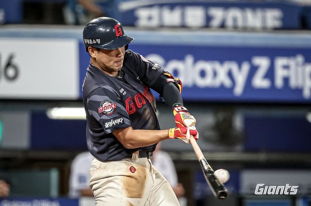 롯데 자이언츠 캡틴 전준우가 24일 대구 삼성라이온즈파크에서 열린 2024 신한 SOL Bank KBO리그 삼성 라이온즈와의 팀 간 13차전에 5번 지명타자로 선발출전,&nbsp;4타수 2안타 1홈런 1타점 1득점 1볼넷을 기록하며 팀의 11-3 대승을 이끌었다. 사진 롯데 자이언츠