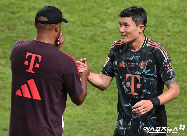 (엑스포츠뉴스 서울월드컵경기장, 김한준 기자) 3일 오후 서울월드컵경기장에서 열린 '2024 쿠팡플레이 시리즈' 토트넘 홋스퍼와 바이에른 뮌헨의 경기, 뮌헨 김민재가 교체아웃된 후 콤파니 감독과 대화를 나누고 있다. 김한준 기자