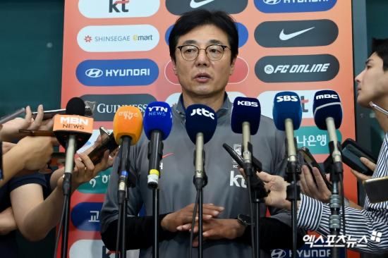 (엑스포츠뉴스 인천공항, 고아라 기자) 27일 오후 황선홍 감독이 이끄는 U-23 축구 국가대표팀(올림픽 대표팀)이 인천국제공항을 통해 귀국했다. 황선홍 감독이 입국장을 나서 인터뷰를 하고 있다. U-23 축구 국가대표팀은 지난 26일(한국시간) 카타르 도하에서 열린 2024 아시아축구연맹(AFC) U-23 아시안컵 겸 2024 파리 올림픽 아시아 최종예선 8강전에서 신태용 감독이 지휘하는 인도네시아를 상대로 2-2 접전을 벌인 끝에 승부차기에서 10-11로 패했다. 이로써 한국 남자 축구는 40년 만에 올림픽 본선 무대 진출에 실패했다. 지난 1984 로스앤젤레스 올림픽 본선 진출 실패 이후 처음 겪는 올림픽 예선 탈락이다. 고아라 기자
