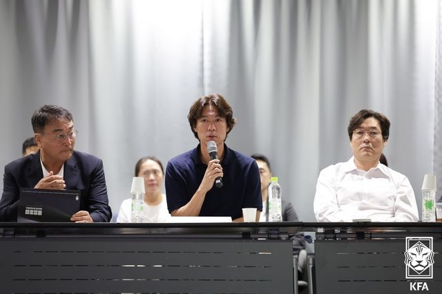 대한축구협회는 27일 국가대표전력강화위원회(이하 전력강화위원회)를 새로 구성하고 명단을 발표했다. 새 전력강화위원장은 최영일(58) 협회 부회장이 맡는다. 최영일 위원장은 선수 시절 1994 미국 월드컵과 1998 프랑스 월드컵에 참가했으며, 2018 러시아 월드컵에서는 한국대표팀 단장을 역임한 바 있다. 새로 구성된 위원회에 위촉된 전력강화위원은 6명이다. 국내외 축구 정보 전문가, 현장 지도자, 축구 행정가 등으로 구성했다. 대한축구협회