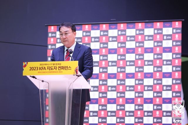 대한축구협회는 27일 국가대표전력강화위원회(이하 전력강화위원회)를 새로 구성하고 명단을 발표했다. 새 전력강화위원장은 최영일(58) 협회 부회장이 맡는다. 최영일 위원장은 선수 시절 1994 미국 월드컵과 1998 프랑스 월드컵에 참가했으며, 2018 러시아 월드컵에서는 한국대표팀 단장을 역임한 바 있다. 새로 구성된 위원회에 위촉된 전력강화위원은 6명이다. 국내외 축구 정보 전문가, 현장 지도자, 축구 행정가 등으로 구성했다. 대한축구협회