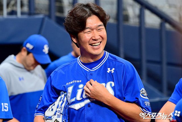 27일 오후 서울 구로구 고척스카이돔에서 열리는 '2024 신한 SOL Bank KBO리그' 삼성 라이온즈와 키움 히어로즈의 경기, 삼성 송은범이 선수단과 인사 전 미소를 보이고 있다. 고척, 김한준 기자