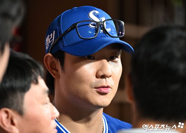 27일 오후 서울 구로구 고척스카이돔에서 열린 '2024 신한 SOL Bank KBO리그' 삼성 라이온즈와 키움 히어로즈의 경기, 삼성이 9이닝 113구 11탈삼진을 기록한 코너의 호투와 윤정빈의 결승타에 힘입어 키움에 1:0 승리를 거뒀다. 경기종료 후 삼성 윤정빈이 취재진과 대화를 나누고 있다. 고척, 김한준 기자