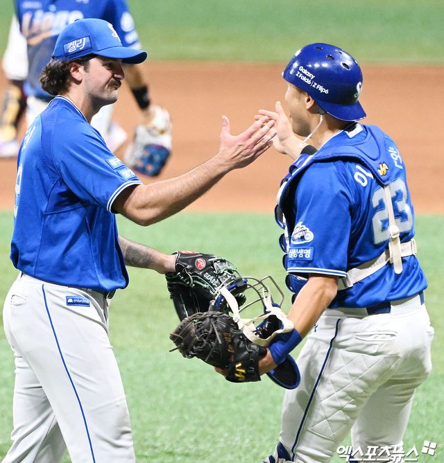 27일 오후 서울 구로구 고척스카이돔에서 열린 '2024 신한 SOL Bank KBO리그' 삼성 라이온즈와 키움 히어로즈의 경기, 삼성이 9이닝 113구 11탈삼진을 기록한 코너의 호투와 윤정빈의 결승타에 힘입어 키움에 1:0 승리를 거뒀다. 이날 경기에서 승리한 삼성 코너가 기뻐하고 있다. 고척, 김한준 기자