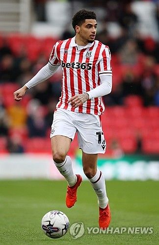 스토크시티 배준호가 후반 교체로 출전해 팀의 카라바오컵(리그컵) 3라운드 진출을 도왔다. 스토크시티는 28일(한국시간) 영국 미들즈브러에 위치한 리버사이드 스타디움에서 열린 미들즈브러와의 2024-25시즌 카라바오컵 2라운드 맞대결서 5-0 완승을 거뒀다. 연합뉴스