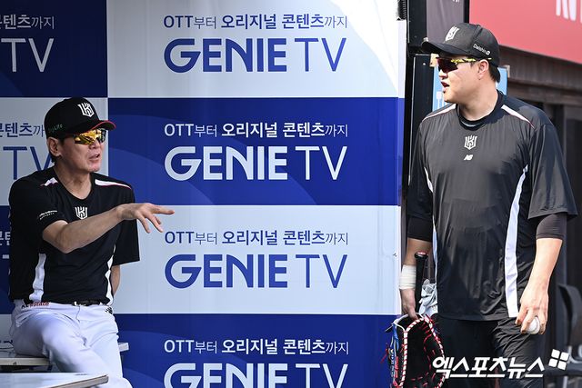 이강철(왼쪽) KT 위즈 감독이 29일 서울 잠실야구장에서 열린 2024 신한 SOL Bank KBO리그 LG 트윈스와의 팀 간 15차전에서 8-7 승리를 거둔 뒤 오재일을 비롯한 타자들의 활약을 치켜세웠다. 사진 엑스포츠뉴스 DB