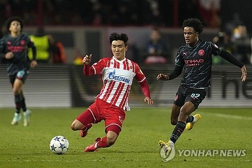 세르비아 매체 텔레그라프가 29일(한국시간) 황인범이 2024-2025시즌 유럽축구연맹(UEFA) 챔피언스리그 본선 진출을 확정한 즈베즈다에 잔류한다고 보도했다.&nbsp; 즈베즈다는 이날 세르비아 베오그라드에 있는 슈타디온 라이코 미티치에서 열린 보되글림트(노르웨이)와의 대회 예선 플레이오프 2차전에서 2-0으로 승리했다.&nbsp;즈베즈다가 챔피언스리그 진출에 성공하면서 황인범의 잔류 가능성이 높아지고 있다. 연합뉴스