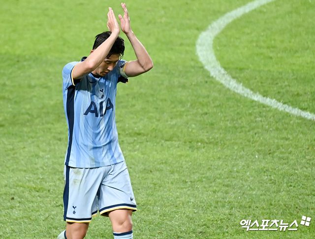 포스테코글루 감독은&nbsp;2일 여의도 모처에서 열린&nbsp;바이에른 뮌헨과의 '쿠팡플레이 시리즈 2경기' 경기 전 기자회견에서 손흥민이 어린 선수단에 반드시 필요한 존재라고 말했다.&nbsp; 지난달 31일 서울월드컵경기장에서 열린 팀 K리그와의 경기에서&nbsp;4-3으로 승리한 토트넘은 이제 뮌헨과 이번 프리시즌 첫 번째 친선 경기를 치른다. 두 팀은 오는 11일 런던으로 자리를 옮겨 토트넘 홋스퍼 스타디움에서 두 번째 친선 경기를 벌인다. 엑스포츠뉴스DB