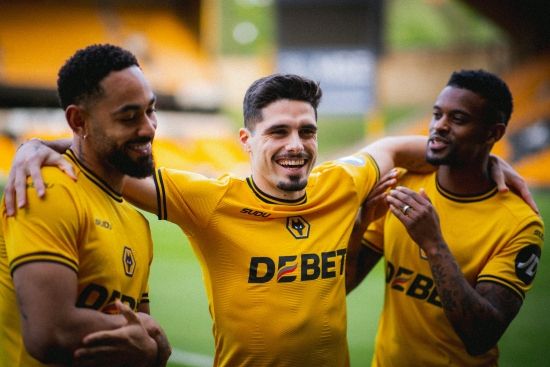 페드루 네투가 3일(한국시간) 미국에서 진행 중인 울버햄프턴의 프리시즌 투어 중 원정 유니폼 발매 기념 팬들과 만난 행사에서 자신이 구단에 남을 것이라고 밝혔다.&nbsp; 울버햄프턴의 프리시즌 투어를 팔로우한 잉글랜드 지역지 익스프레스 앤 스타 기자 리암 킨이 자신의 사회관계망서비스(SNS) X를 통해 팬들과 선수들의 Q&A 시간에 나온 주요 질문들을 공유했다. 이 행사에는 데싀니 투상, 넬송 세메두, 새로운 주장이 된 마리오 르미나, 그리고 네투가 새로운 원정 유니폼을 입고 참여했다.&nbsp;울버햄프턴