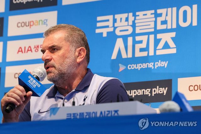 안지 포스테코글루 토트넘 홋스퍼 감독은 손흥민의 재계약을 바라는 눈치다. 포스테코글루 감독은 '내가 관여할 일이 아니다'라고 선을 그으면서도 '벤 데이비스, 손흥민 모두 중요하다. 두 선수 모두 팀의 본보기가 되고 있다. 재계약에 대해서는 구단에서 알맞은 시점에 이야기가 오갈 것'이라고 했다.&nbsp;다니엘 레비 회장의 결단이 필요한 시점이다. 연합뉴스