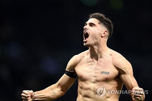 페드루 네투가 3일(한국시간) 미국에서 진행 중인 울버햄프턴의 프리시즌 투어 중 원정 유니폼 발매 기념 팬들과 만난 행사에서 자신이 구단에 남을 것이라고 밝혔다.&nbsp; 울버햄프턴의 프리시즌 투어를 팔로우한 잉글랜드 지역지 익스프레스 앤 스타 기자 리암 킨이 자신의 사회관계망서비스(SNS) X를 통해 팬들과 선수들의 Q&A 시간에 나온 주요 질문들을 공유했다. 이 행사에는 데싀니 투상, 넬송 세메두, 새로운 주장이 된 마리오 르미나, 그리고 네투가 새로운 원정 유니폼을 입고 참여했다.&nbsp;연합뉴스