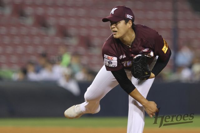 2일 서울 잠실구장에서 열린 2024 신한 SOL Bank KBO리그 키움 히어로즈와 두산 베어스의 경기, 키움이 연장 10회 끝 6-4 승리를 거두고 2연승을 달성했다. 키움 김선기가 힘차게 공을 던지고 있다. 키움 히어로즈