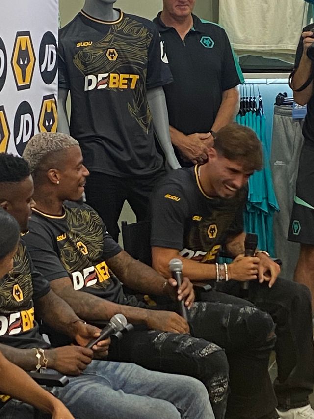 페드루 네투가 3일(한국시간) 미국에서 진행 중인 울버햄프턴의 프리시즌 투어 중 원정 유니폼 발매 기념 팬들과 만난 행사에서 자신이 구단에 남을 것이라고 밝혔다.&nbsp; 울버햄프턴의 프리시즌 투어를 팔로우한 잉글랜드 지역지 익스프레스 앤 스타 기자 리암 킨이 자신의 사회관계망서비스(SNS) X를 통해 팬들과 선수들의 Q&A 시간에 나온 주요 질문들을 공유했다. 이 행사에는 데싀니 투상, 넬송 세메두, 새로운 주장이 된 마리오 르미나, 그리고 네투가 새로운 원정 유니폼을 입고 참여했다.&nbsp;리암킨 기자