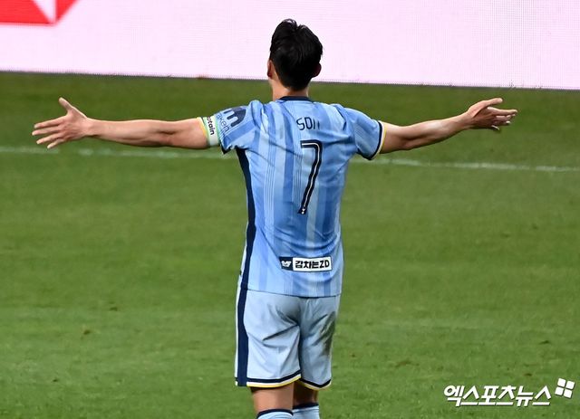 포스테코글루 감독은&nbsp;2일 여의도 모처에서 열린&nbsp;바이에른 뮌헨과의 '쿠팡플레이 시리즈 2경기' 경기 전 기자회견에서 손흥민이 어린 선수단에 반드시 필요한 존재라고 말했다.&nbsp; 지난달 31일 서울월드컵경기장에서 열린 팀 K리그와의 경기에서&nbsp;4-3으로 승리한 토트넘은 이제 뮌헨과 이번 프리시즌 첫 번째 친선 경기를 치른다. 두 팀은 오는 11일 런던으로 자리를 옮겨 토트넘 홋스퍼 스타디움에서 두 번째 친선 경기를 벌인다. 엑스포츠뉴스DB