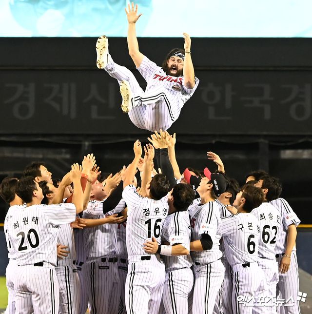 케이시 켈리가 지난 7월20일 서울 송파구 잠실야구장에서 열린 LG 트윈스-두산 베어스 맞대결이 비로 노게임 선언된 뒤 치러진 LG 고별식에서 동료들 헹가래를 받고 있다. 엑스포츠뉴스DB