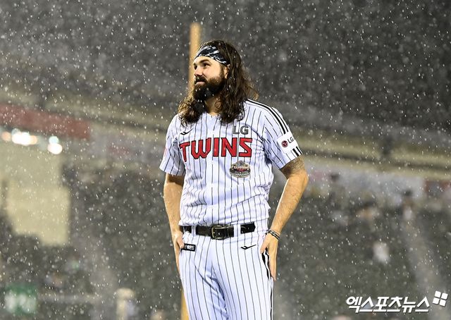 케이시 켈리가 지난 7월20일 서울 송파구 잠실야구장에서 열린 LG 트윈스-두산 베어스 맞대결이 비로 노게임 선언된 뒤 LG 고별식을 갖고 있다. 엑스포츠뉴스DB