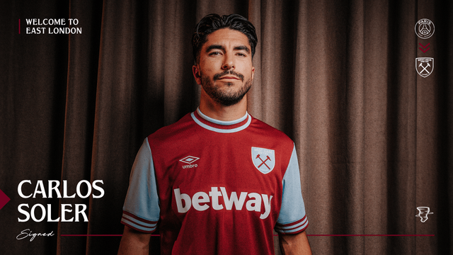 이강인 입단 동기 마누엘 우가르테, 절친 카를로스 솔레르가 결국 파리 생제르맹(PSG)을 떠나 각각 맨체스터 유나이티드, 웨스트햄 유나이티드로 이적했다. 프리미어리그 입성에 성공했다. 맨유는 31일 구단 공식 홈페이지를 통해 'PSG에서 우가르테를 영입했다. 2029년 6월까지 계약을 체결했고, 1년 더 연장할 수 있는 옵션이 있다'고 발표했다. 웨스트햄 역시 같은날 공식 홈페이지를 통해 '스페인 미드필더 솔레르를 임대 영입했다. 올 여름 구단의 9번째 영입 선수가 됐으며 PSG에서 2024-25시즌이 끝날 때까지 계약을 맺었다'고 솔레르의 합류를 발표했다. 솔레르가 웨스트햄에 임대된 셈이다. 솔레르는 스페인 발렌시아 시절부터 이강인과 한솥밥을 먹었다. 웨스트햄 SNS