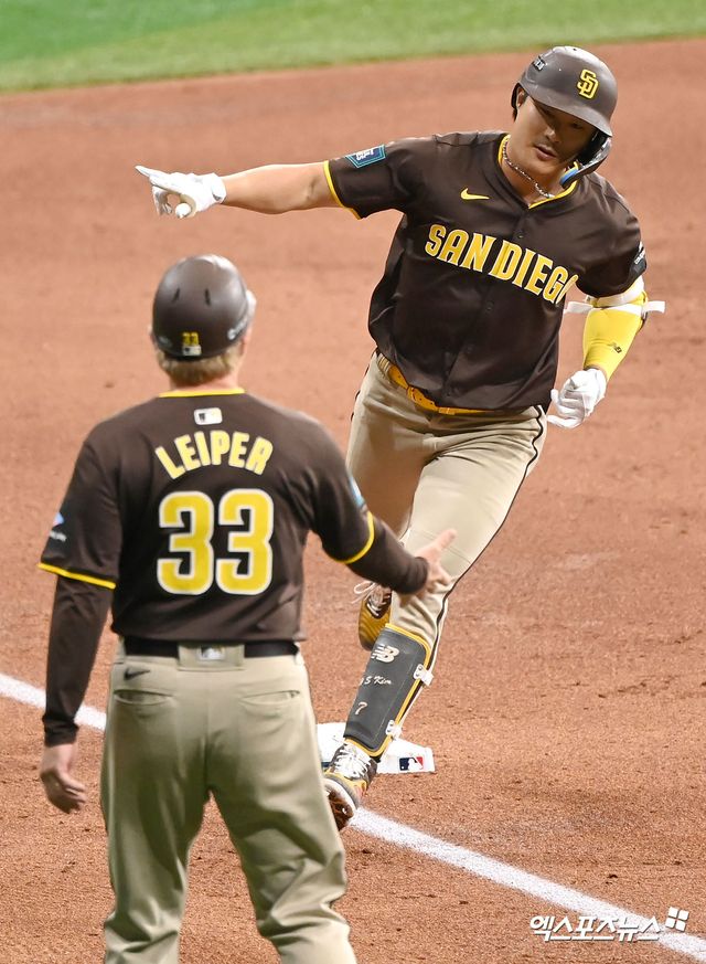 18일 서울 구로구 고척스카이돔에서 열린 '메이저리그 월드투어 서울시리즈 2024' 스페셜 매치 샌디에이고 파드리스와 LG 트윈스의 경기, 6회초 1사 1루 샌디에이고 김하성이 투런 홈런을 날린 후 그라운드를 돌고 있다. 엑스포츠뉴스DB