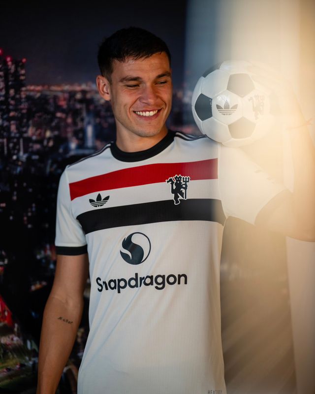 이강인 입단 동기 마누엘 우가르테, 절친 카를로스 솔레르가 결국 파리 생제르맹(PSG)을 떠나 각각 맨체스터 유나이티드, 웨스트햄 유나이티드로 이적했다. 프리미어리그 입성에 성공했다. 맨유는 31일 구단 공식 홈페이지를 통해 'PSG에서 우가르테를 영입했다. 2029년 6월까지 계약을 체결했고, 1년 더 연장할 수 있는 옵션이 있다'고 발표했다. 웨스트햄 역시 같은날 공식 홈페이지를 통해 '스페인 미드필더 솔레르를 임대 영입했다. 올 여름 구단의 9번째 영입 선수가 됐으며 PSG에서 2024-25시즌이 끝날 때까지 계약을 맺었다'고 솔레르의 합류를 발표했다. 솔레르가 웨스트햄에 임대된 셈이다. 솔레르는 스페인 발렌시아 시절부터 이강인과 한솥밥을 먹었다. 맨유 SNS