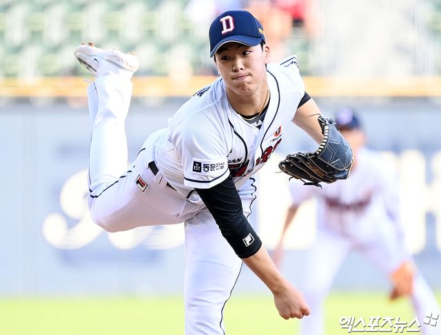 두산 베어스 선발투수 최준호가 정규시즌 경기에 등판해 투구하고 있다. 엑스포츠뉴스 DB