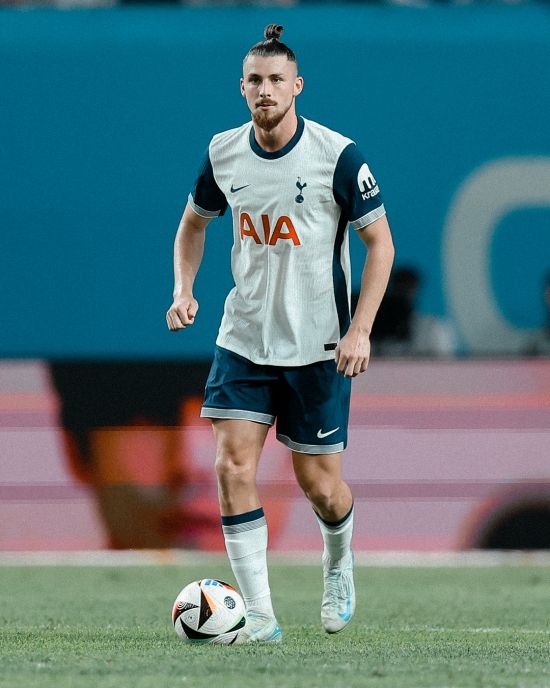  토트넘 홋스퍼 센터백 라두 드라구신이 주장 손흥민을 전적으로 신뢰한다고 말했다. 드라구신이 3일 서울월드컵경기장에서 열린 바이에른 뮌헨과 토트넘 홋스퍼의 쿠팡플레이 시리즈 2경기에 선발 출전했다. 토트넘