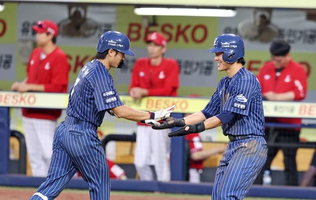 4일 오후 대구삼성라이온즈파크에서 열린 '2024 신한 SOL Bank KBO리그' SSG 랜더스와 삼성 라이온즈의 경기, 6회말 2사 2루 삼성 이재현이 투런홈런을 친 뒤 그라운드를 돌고 있다. 삼성 라이온즈 제공