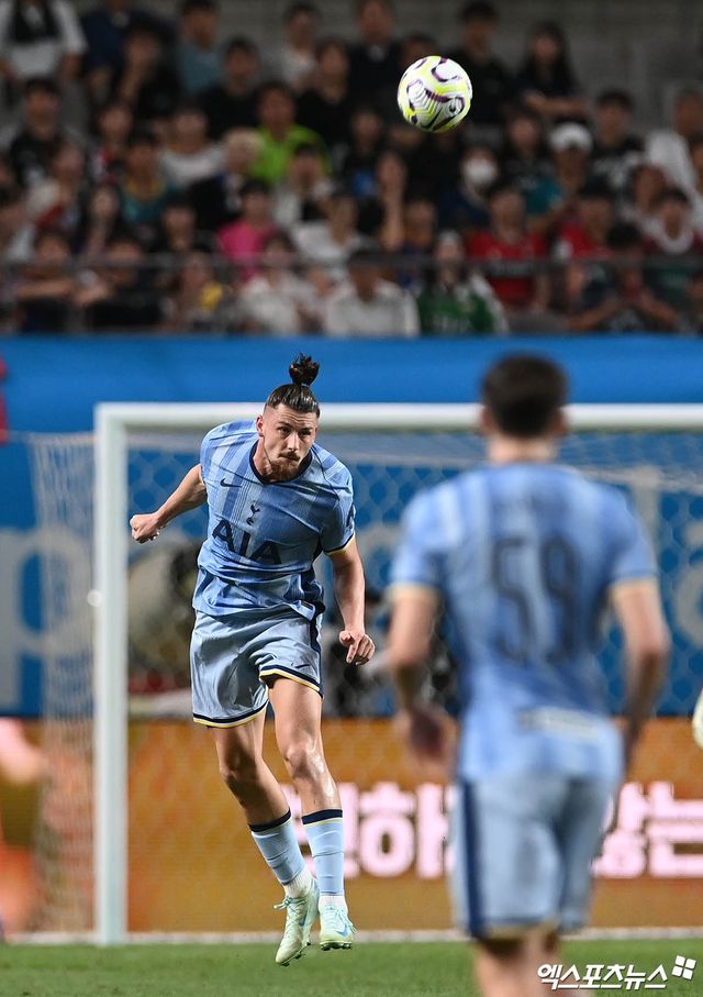  토트넘 홋스퍼 센터백 라두 드라구신이 주장 손흥민을 전적으로 신뢰한다고 말했다. 드라구신이 3일 서울월드컵경기장에서 열린 바이에른 뮌헨과 토트넘 홋스퍼의 쿠팡플레이 시리즈 2경기에 선발 출전했다. 서울월드컵경기장, 박지영 기자