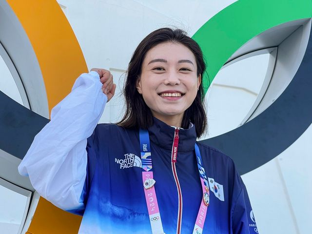 여자 사격 권총 국가대표 김예지가 4일(현지시간) 프랑스 파리의&nbsp;메동 드 라 시미에 위치한 코리아 하우스에서 열린 2024 파리 올림픽 메달리스트 기자회견에 참석했다. 반효진, 오예진, 양지인 등 사격 대표팀 동료들을 비롯해 남녀 펜싱 사브르 대표팀, 유도 대표팀과 함께 이번 대회 포디움에 오른 소감을 밝혔다. 사진 연합뉴스