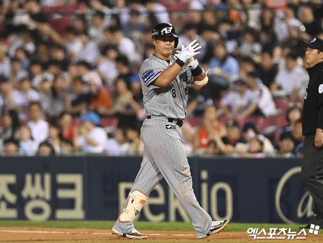 11일 오후 서울 송파구 잠실야구장에서 열린 '2024 신한 SOL Bank KBO리그' 한화 이글스와 두산 베어스의 경기, 7회초 무사 한화 선두타자 노시환이 안타를 때려낸 뒤 세리머니를 하고 있다. 엑스포츠뉴스 DB