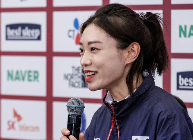 여자 사격 권총 국가대표 김예지가 4일(현지시간) 프랑스 파리의&nbsp;메동 드 라 시미에 위치한 코리아 하우스에서 열린 2024 파리 올림픽 메달리스트 기자회견에 참석했다. 반효진, 오예진, 양지인 등 사격 대표팀 동료들을 비롯해 남녀 펜싱 사브르 대표팀, 유도 대표팀과 함께 이번 대회 포디움에 오른 소감을 밝혔다. 사진 연합뉴스