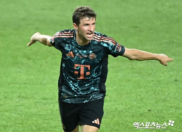 바이에른 뮌헨은 3일(한국시간) 서울월드컵경기장에서 열린 토트넘 홋스퍼와의 쿠팡플레이 시리즈 2경기에서 전반 4분 가브리엘 비도비치의 선제골과 후반 11분 레온 고레츠카의 추가골에 힙입어 2-1 승리를 거뒀다. 경기가 끝나고 뮌헨 부주장이자 레전드 토마스 뮐러는 공동취재구역(믹스트존)에 등장해 다음 시즌 목표는 분데스리가 우승이라고 밝혔다. 2013년부터 분데스리가 11년 연속 우승에 성공한 뮌헨은 지난 시즌 바이엘 레버쿠젠에 우승을 내줬다. 서울월드컵경기장 김한준 기자