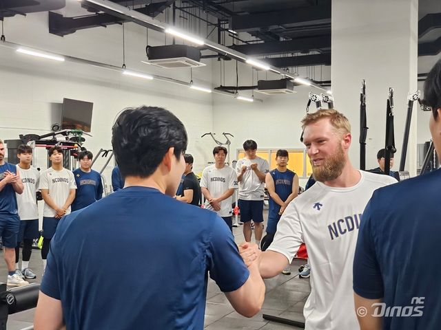 NC 투수 요키시(오른쪽)는 4일 창원 NC파크에서 열릴 '2024 신한 SOL Bank KBO 리그' KT와 주말 3연전 마지막 경기를 앞두고 선수단에 합류했다. 요키시는 NC의 포스트시즌 진출에 온 힘을 다하겠다고 다짐했다. NC 다이노스