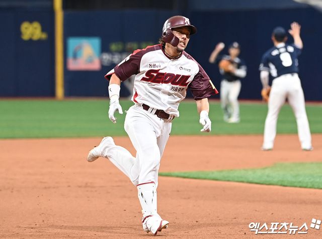 16일 오후 서울 구로구 고척스카이돔에서 열린 '2024 신한 SOL Bank KBO리그' 두산 베어스와 키움 히어로즈의 경기, 7회말 키움 이용규가 3루타를 날리고 있다. 엑스포츠뉴스DB