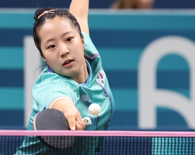 신유빈이 5일(현지시간) 프랑스 파리의 사우스 아레나4에서 열린 2024 파리 올림픽 탁구 여자 단체전 브라질과의 16강에서 전지희, 이은혜와 호흡을 맞춰 3-1 승리를 거뒀다. 사진 연합뉴스