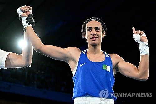 성별 논란에 휩싸였던 알제리 출신 여자 복서 이마네 칼리프(26)가 대회 결승전에 진출했다. 지난해 세계선수권대회에 참가했던 칼리프는 국제복싱협회(IBA)로부터 XY 염색체를 갖고 있다는 이유로 실격 처리되면서 성별 논란의 중심에 섰다. 그러나 국제올림픽위원회(IOC)는 칼리프의 올림픽 참가를 허가했고, 칼리프는 압도적인 실력을 선보이며 결승전에 올랐다. 칼리프는 금메달을 따내 실력으로 논란을 정면돌파하겠다고 예고했다. 사진 연합뉴스