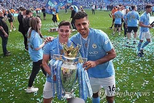 맨체스터 시티가 훌리안 알바레스를 매각해 엄청난 수익을 벌어들일 예정이다. 복수의 유럽축구 이적시장 전문가들에 따르면 맨시티와 아틀레티코 마드리드가 알바레스 영입에 합의했다. 맨시티가 알바레스를 매각해 벌어들일 것으로 예상되는 이적료는 무려 7500만 유로(약 1127억) 이상이다. 이는 맨시티 역사상 방출 최고액에 해당하는 금액으로, 맨시티는 2년 반 전 알바레스를 영입했을 당시 지출했던 이적료의 5배 이상을 챙기게 됐다. 사진 연합뉴스